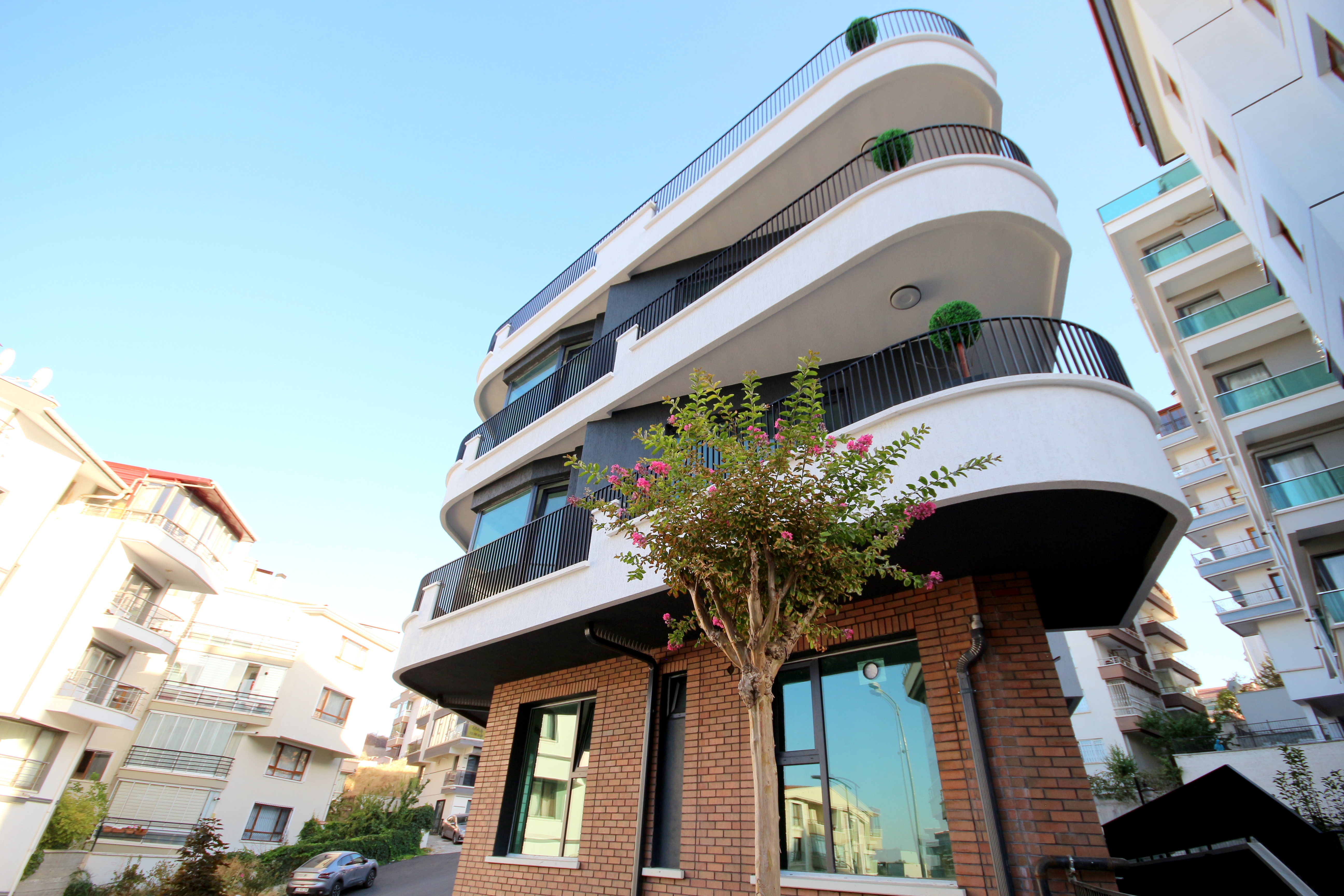 Merkezi Konumda - Asansörlü - Ara Kat -  Sıfır 1+1 Daireler